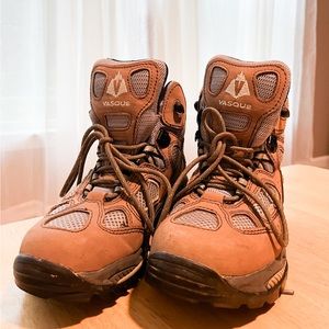Vasque womens WATERPROOF HIKING BOOT